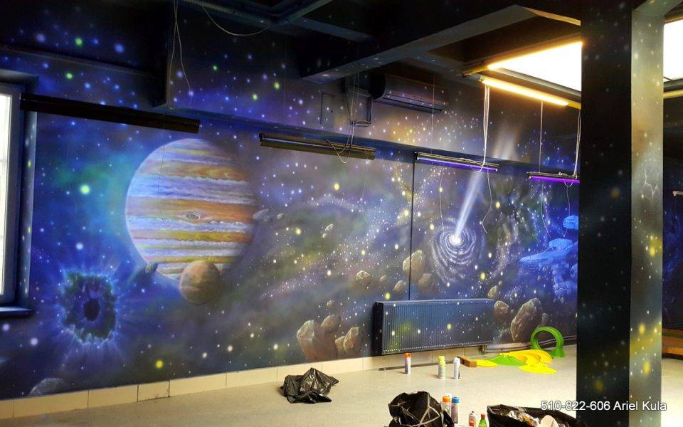 Malowanie kosmosu farbami UV, mural w ultrafiolecie, malowanie gwiazd i galaktyk