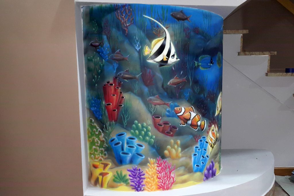 Malowanie rybek na ścianie jako imitacja akwarium, mural 3D w pokoju