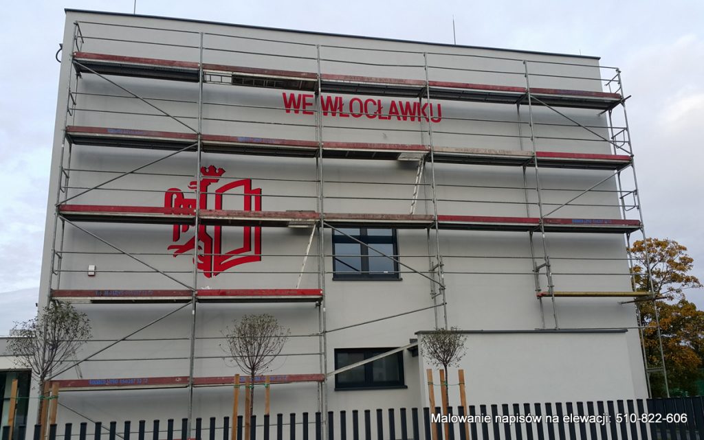 Malowanie logotypu wraz z napisami na elewacji budynku uczelni