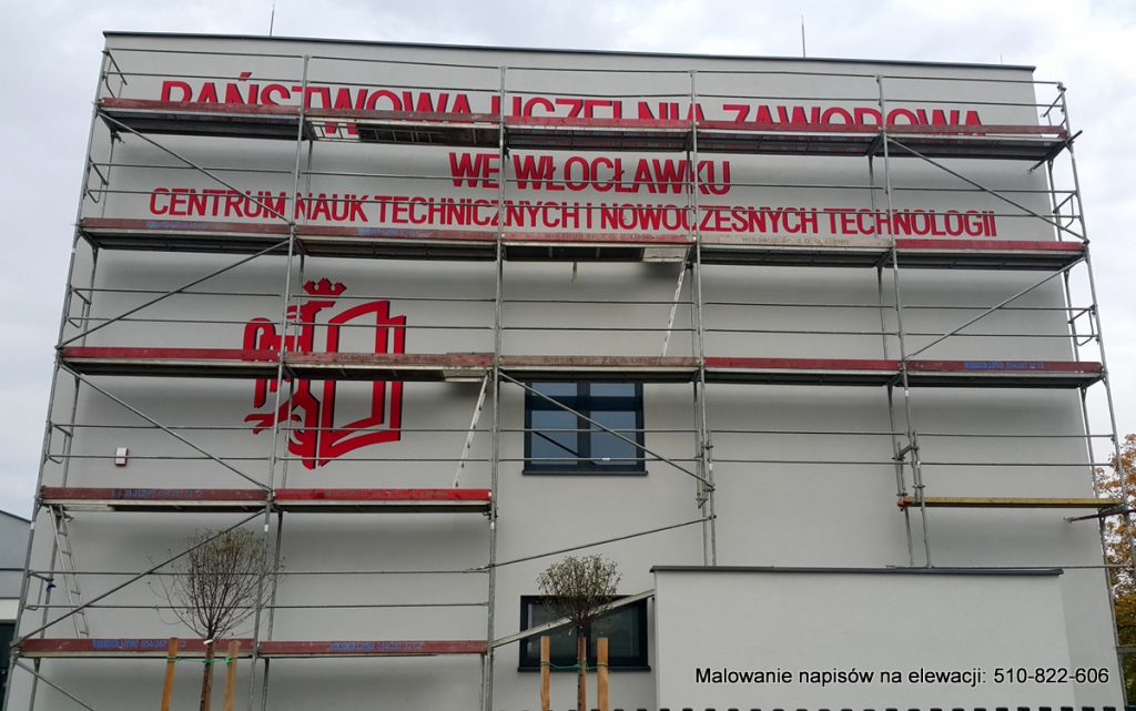 Malowanie napisów na elewacji budynku uczelni, logo i napisy malowane wałkiem na ścianie szczytowej budynku