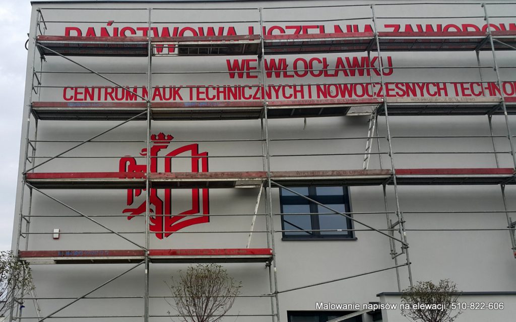 Malowanie loga wraz z napisami na elewacji budynku uczelni