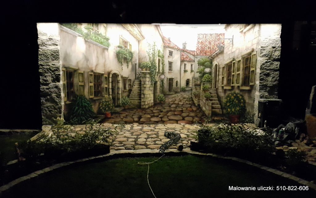 Podświetlanie muralu, podświetlony mural noca w ogrodzie