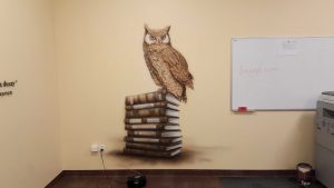 Malowanie sowy na ścianie w klasie polonistycznej, mural 3D w sali języka Polskiego