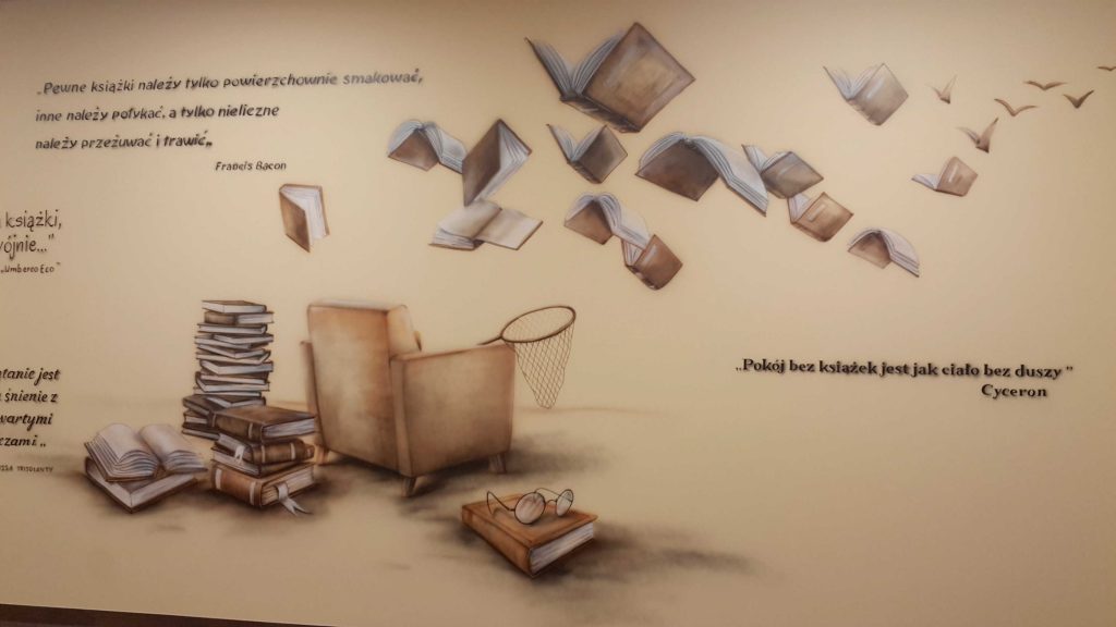 Malowanie sali polonistycznej, surrealistyczny mural w klasie, malowanie latających ksiązek i cytatów w kolorystyce sepii