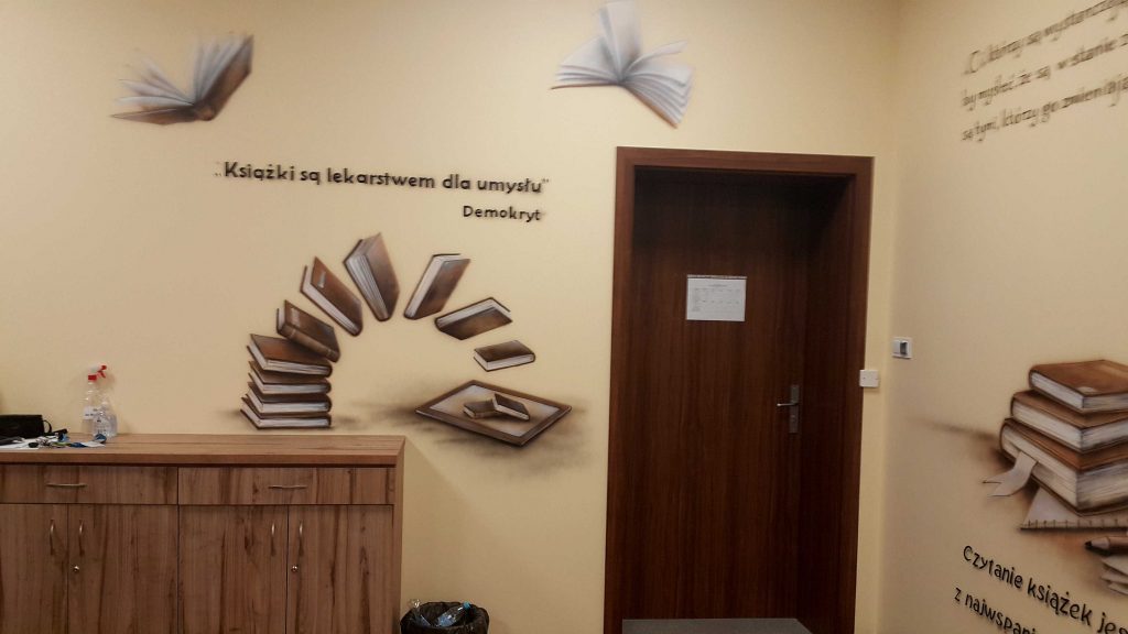 Ciekawy pomysł na wystrój sali polonistycznej poprzez malowanie w sepii obrazu na ścianie, mural 3D