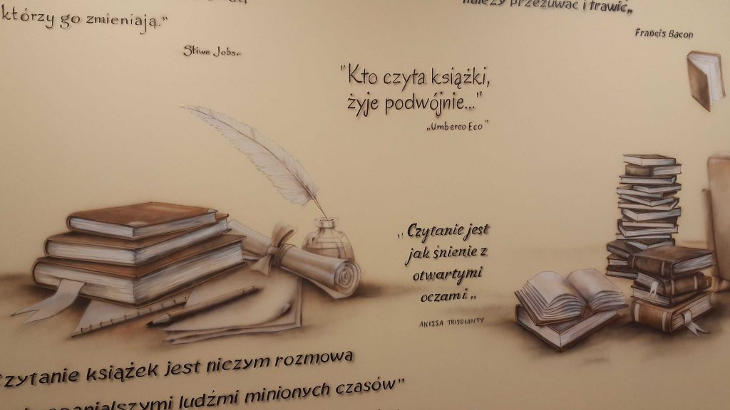 Aranżacja sali polonistycznej, surrealistyczny mural w klasie