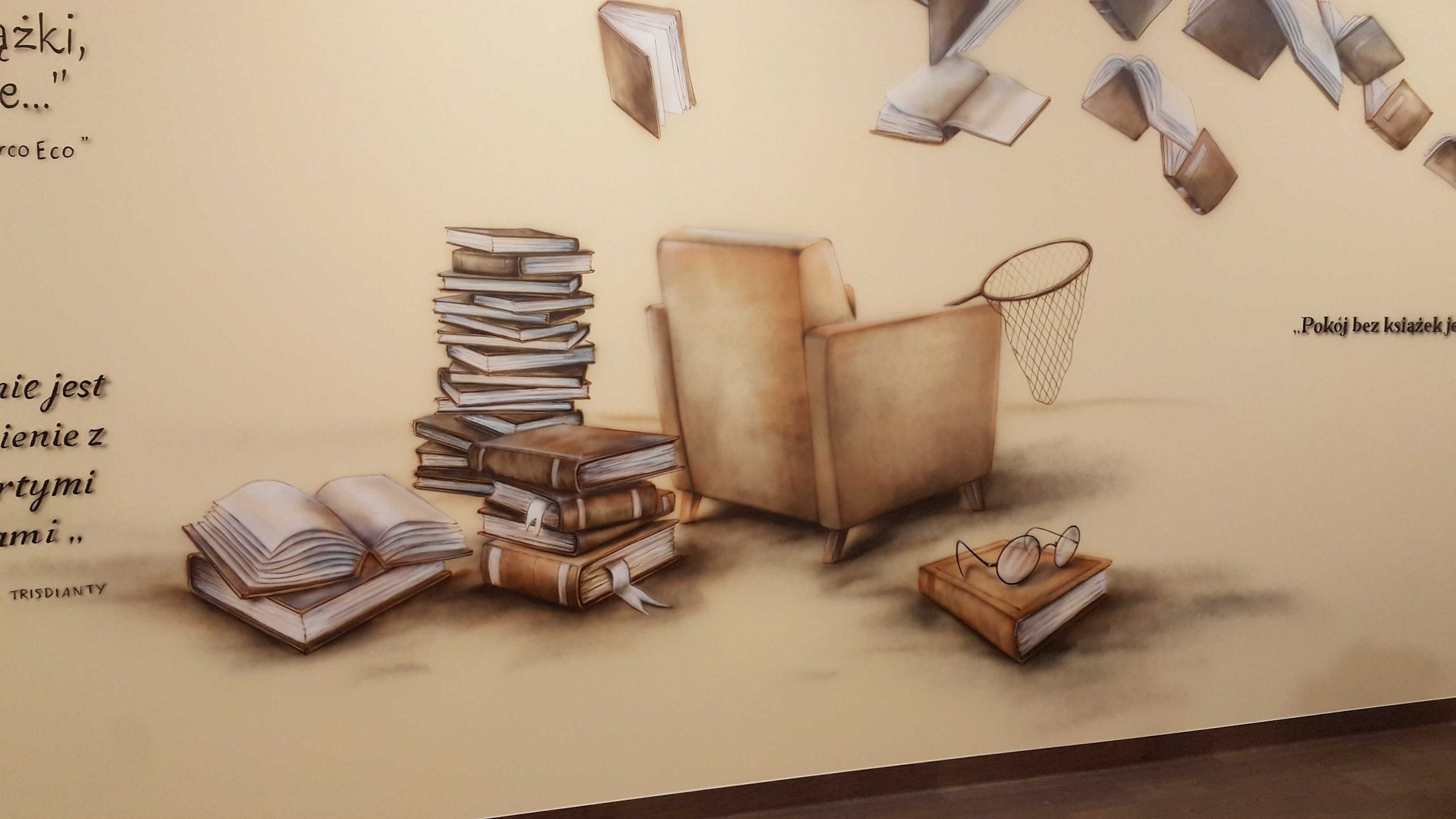 Murl w sali polonistycznej, aranżacja przestrzeni w klasie polonistycznej, malowane latających książek