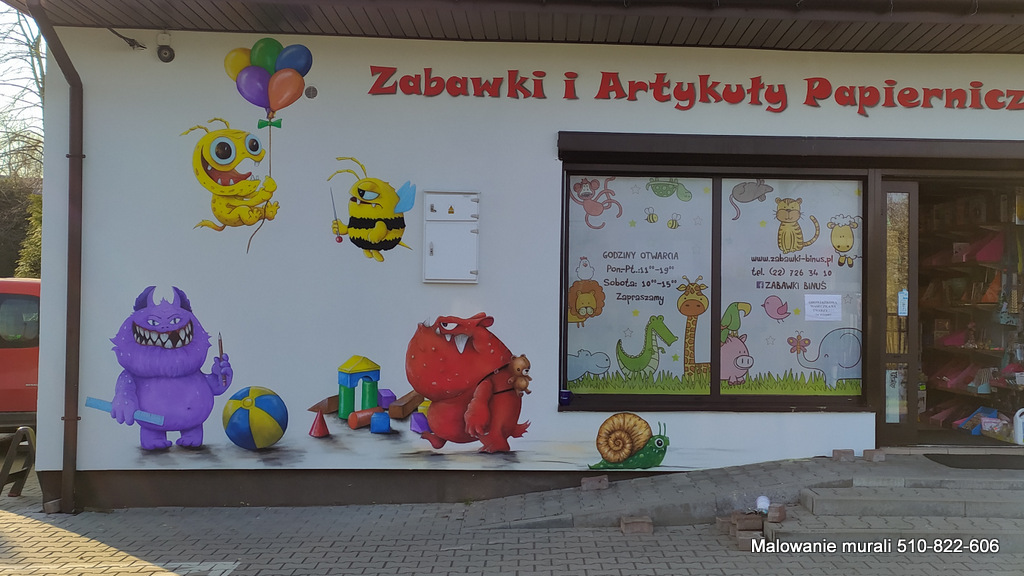 Kolorowy mural na elewacji zewnętrznej budynku, malowanie sklepu dziecięceg, mural reklamowy na sklepie.