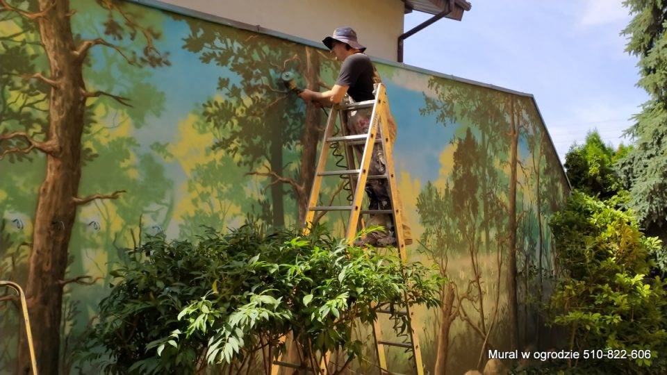 Mural w ogrodzie, malowanie lasu na starej brzydkiej ścianie w ogrodzie, aranżacja starego muru.