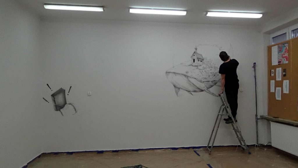 czarno biały mural w klasie polonistycznej