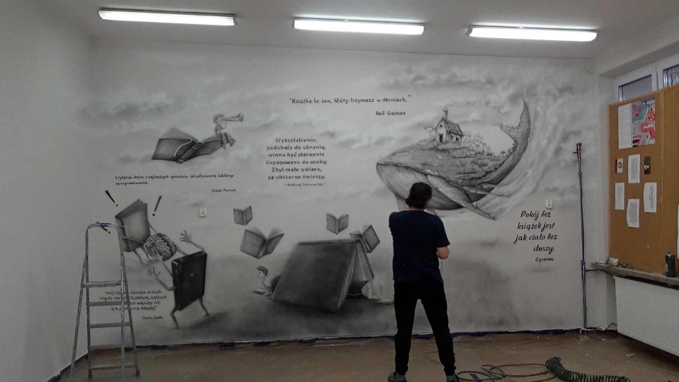 Malowanie murali, mural edukacyjny w szkole, klasa polonistyczna