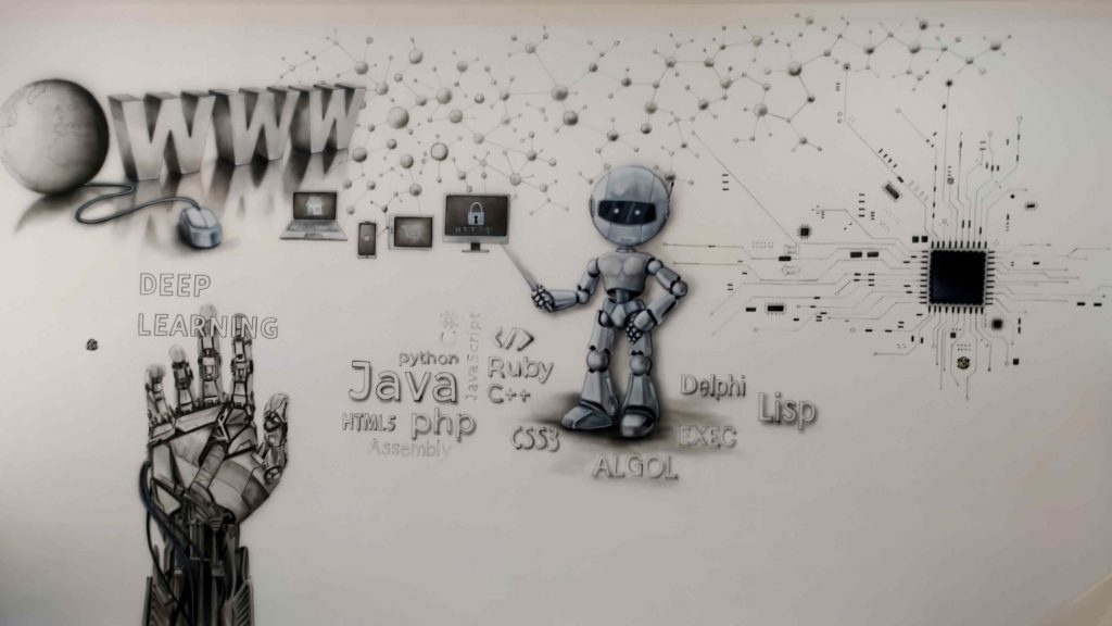 Mural w sali informatycznej, ciekawy pomysł na wystrój pracowni komputerowej w szkole, jak zaaranżować klase informatyczną?