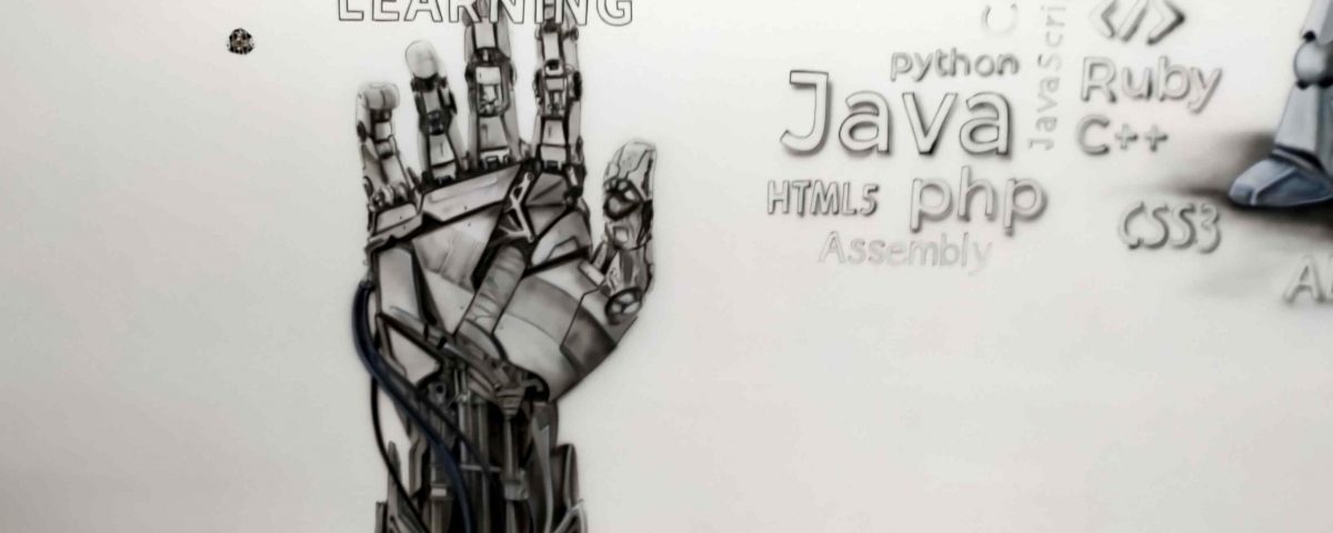 Graffiti w sali informatycznej, ciekawy pomysł na aranżacje pracowni informatycznej, malowanie motywów związanych z nowymi technologiami