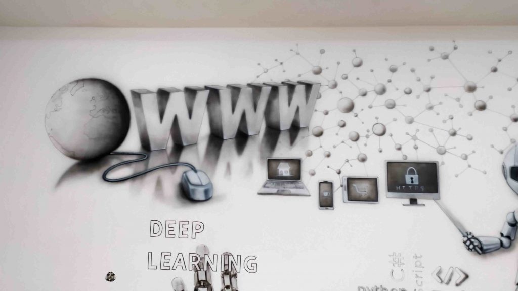 Mural w klasie informatycznej, malowanie pracowni informatycznej w szkole