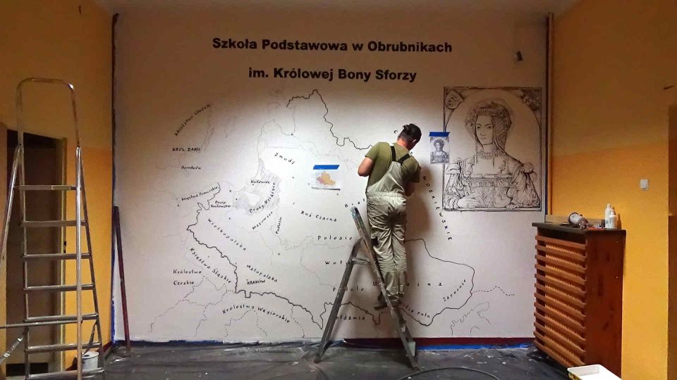 Mural dla szkoły, artystyczne malowanie szkolnego korytarza, patron szkoły Królowa Bona