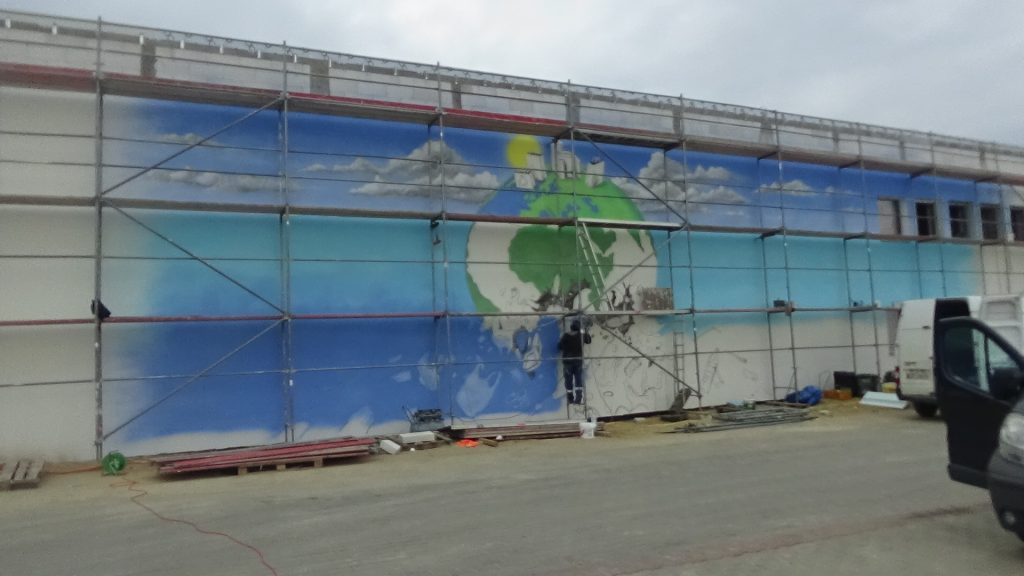 Mural promujący ochronę środowiska, Planeta Ziemia tonąca w oceanie śmieci