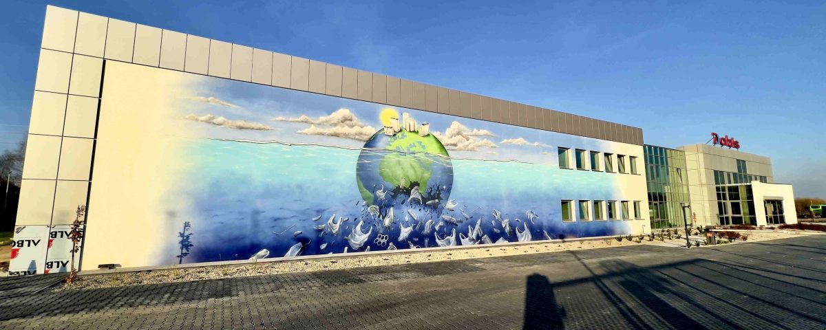 Surrealistyczny mural promujący ochronę środowiska, Planeta Ziemia tonie w śmieciach! alarmujący mural o ochronie srodowiska