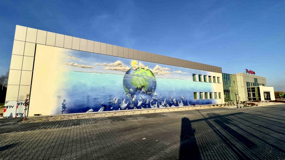 Surrealistyczny mural promujący ochronę środowiska, Planeta Ziemia tonie w śmieciach! alarmujący mural o ochronie srodowiska