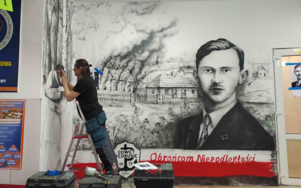 Mural patriotyczny w szkole przedstawiający Patrona szkoły Władysława Jasińskiego o pseudonimie Jędruś