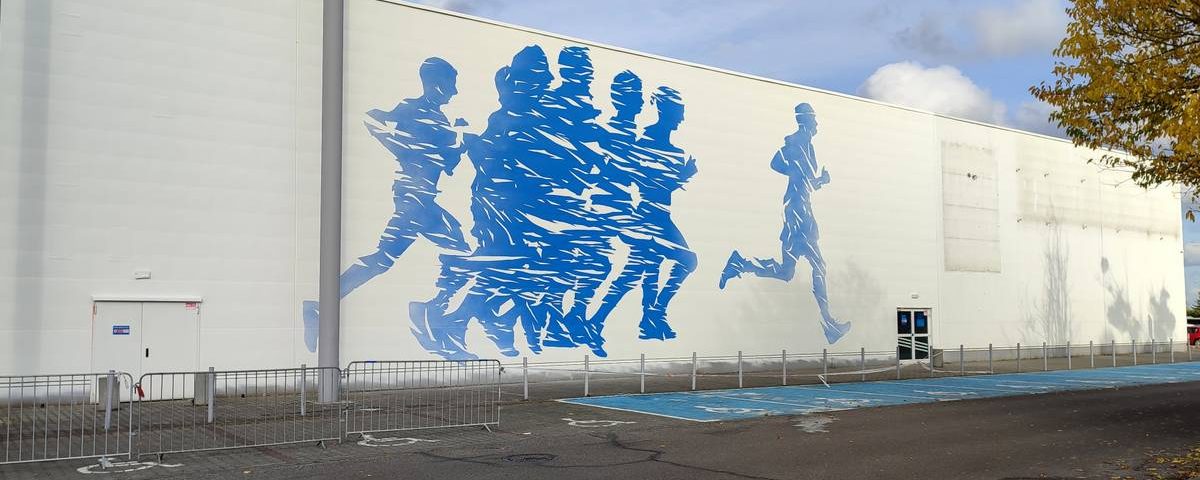 Mural decathlon Poznań, mural o tematyce sportowej promujący sport i zdrowy tryb życia