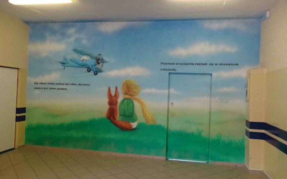 Inspirujący mural na szkolnym korytarzu motyw z Małego Księcia