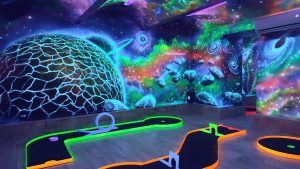 Niesamowity mural UV namalowany farbami fluorescencyjnymi, mural świecący w ciemności, minigolf Kraków