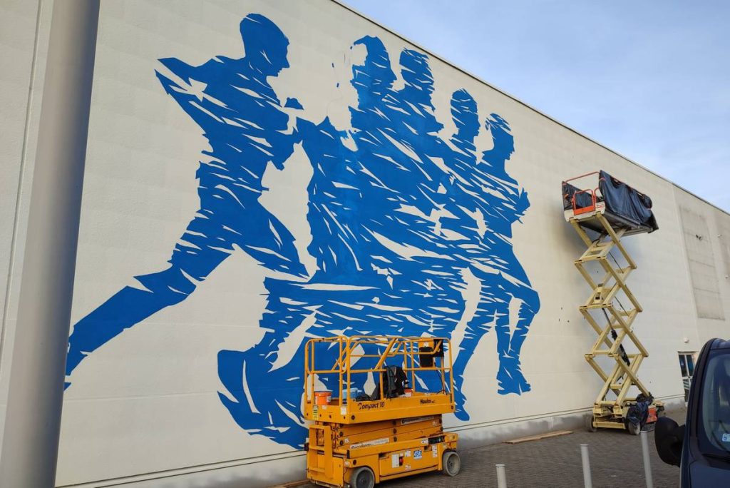 Mural o tematyce sportowej, promujący sport i zdrowy styl życia, Decathlon, mural