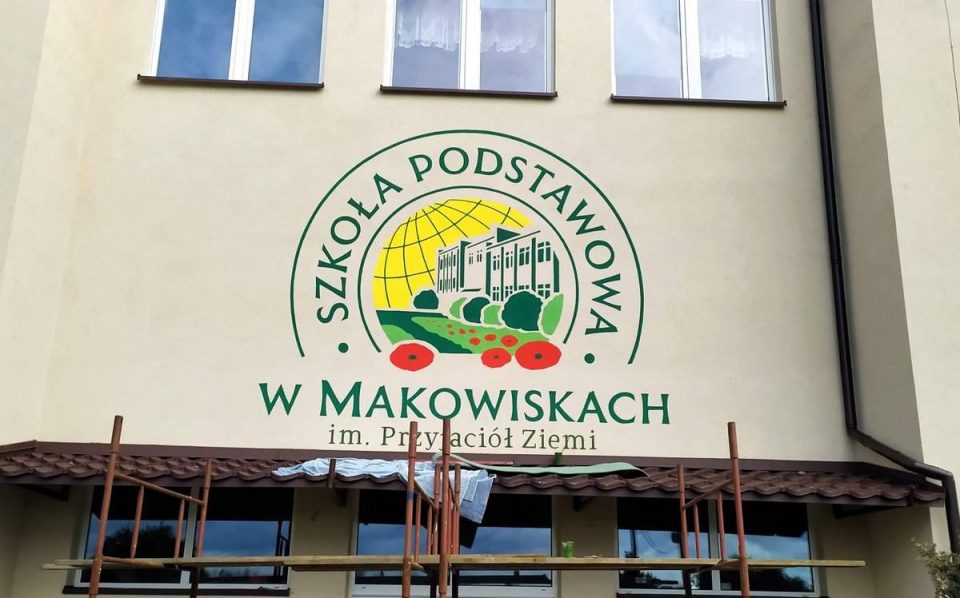 Logo malowane na elewacji szkoły, trwałość ponad 20 lat