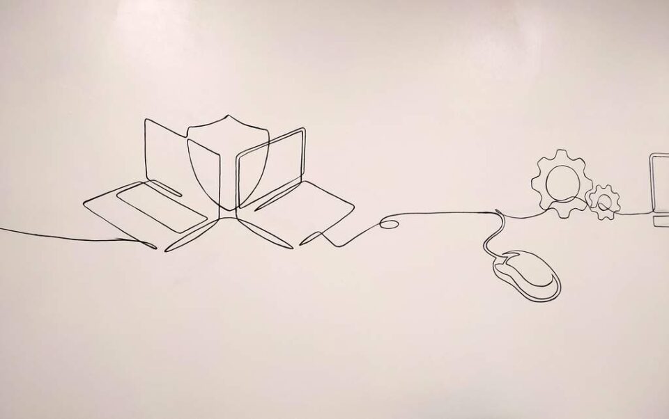 Ciekawy pomysł na aranżację sali informatycznej, minimalistyczny mural namalowany w pracowni informatycznej
