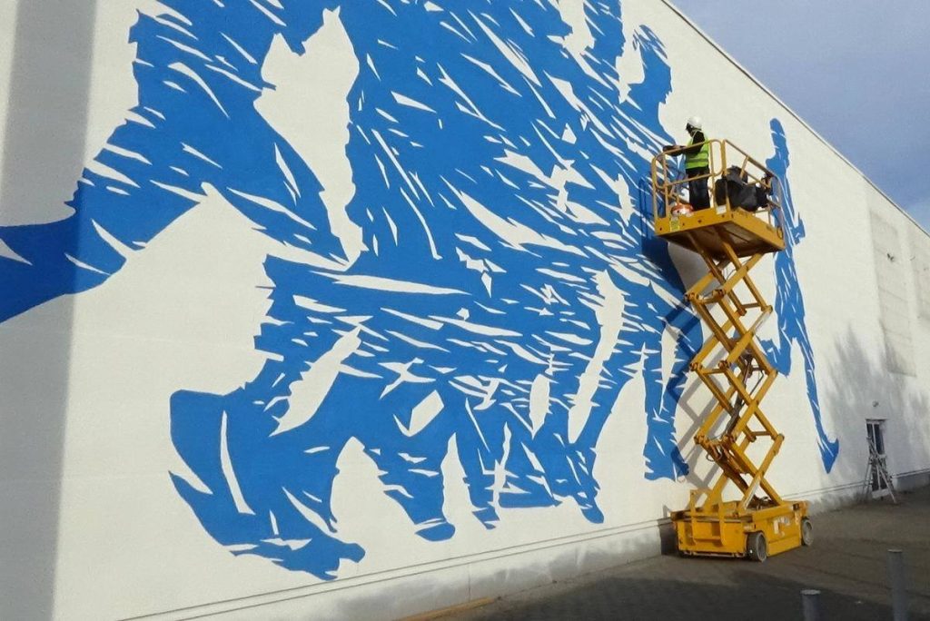 Mural o tematyce sportowej dla marki Decathlon artystycznie, mural na sklepie