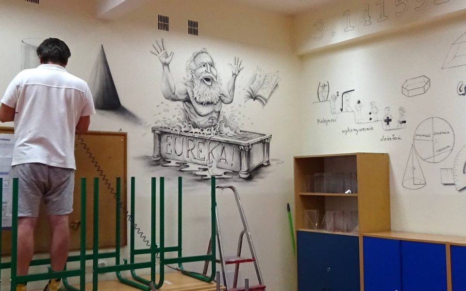 Malowanie sali matematycznej, inspirujący mural w klasie, malowanie wzorów i zadań na ścianie. Inspiracja dla uczniów