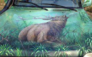 Malowanie samochodu terenowego Toyoty w motyw leśny, malowanie aerografem karoserii samochodowej, ciekawy pomysł na malowanie samochodu