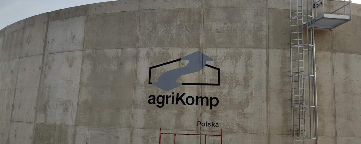 Malowanie loga na betonowym zbiorniku, logo malowana z szablonu.