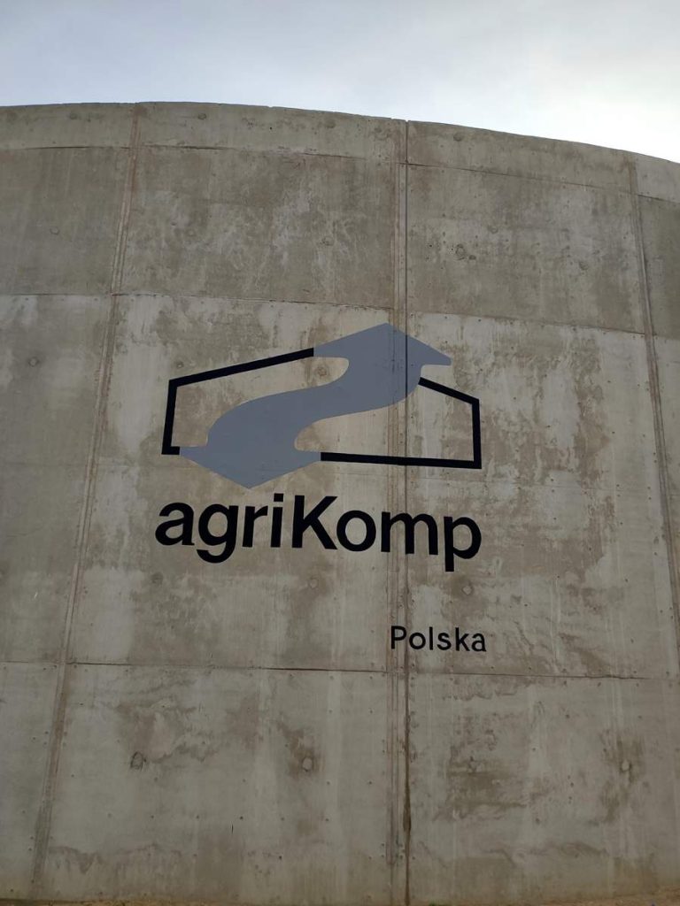 Malowanie logotypu i napisów na betonowym zbiorniku biogazowni