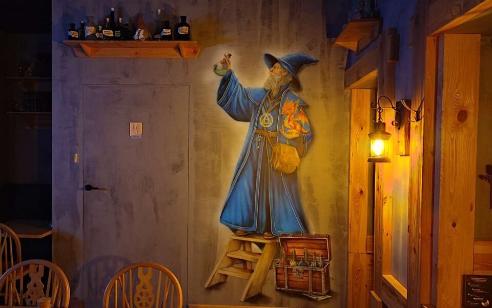 Mural w Kolba resto bar w Krakowie, malowidło przedstawia alchemika, aranżacja baru
