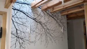 Minimalistyczny obraz, malowanie drzewa na ścianie, artystyczne malowanie minimalistycznych murali
