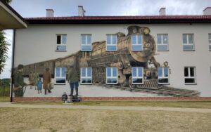 Mural historyczny na szkole, wywóz Sybiraków