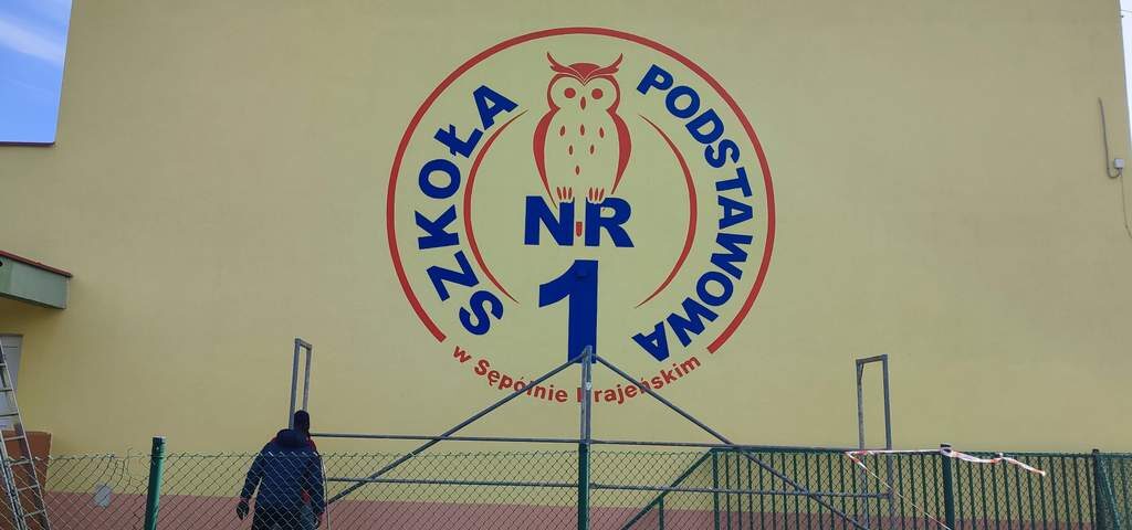 Malowanie Logo szkoły na elewacji zewnętrznej, budynku szkolnego