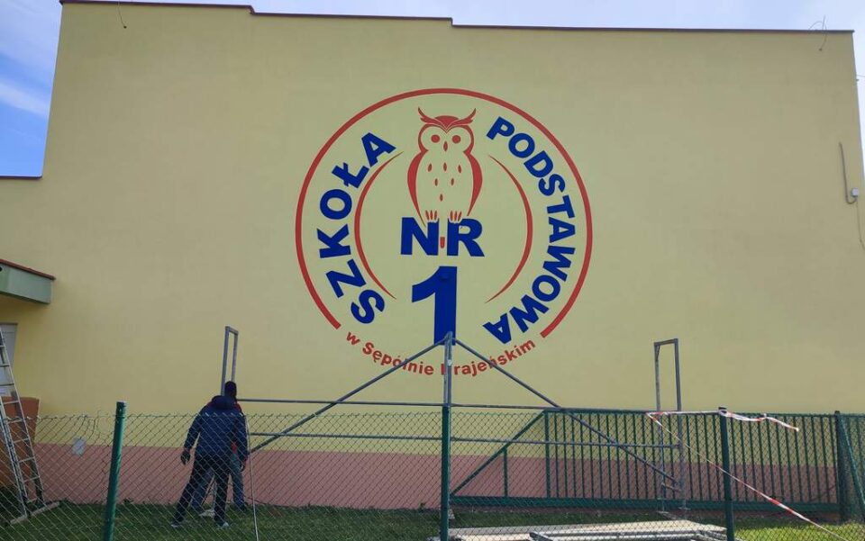 Malowanie Logo szkoły na elewacji zewnętrznej, budynku szkolnego