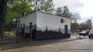 Mural graficzny, panorama miasta, Malowanie oznaczeń na elewacji, grafika ścienna