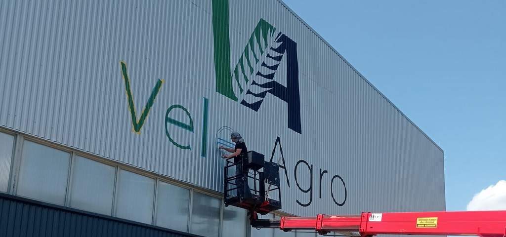 Malowanie logo na hali z płyty obornickiej, loga i oznaczenia na halach i magazynach