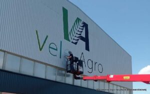 Malowanie logo na hali z płyty obornickiej