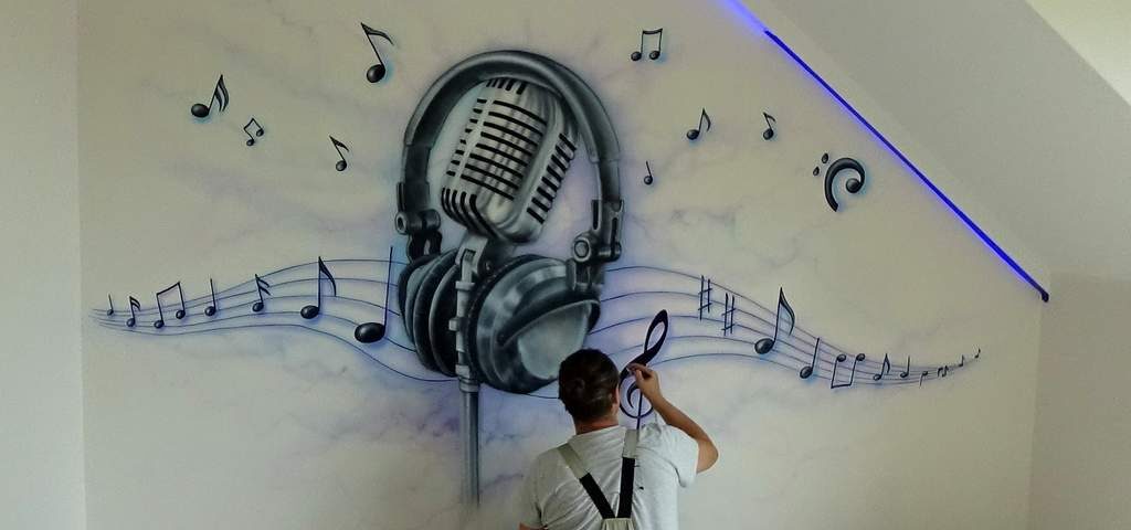Mural muzyczny w pokoju nastolatka przedstawiający słuchawki na mikrofonie retro