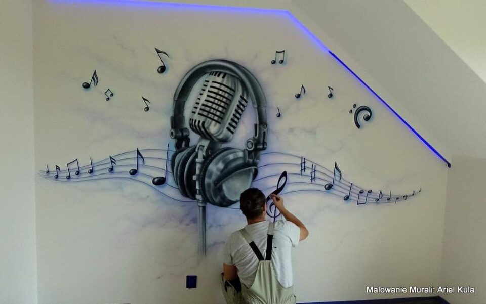 Mural muzyczny w pokoju nastolatka przedstawiający słuchawki na mikrofonie retro