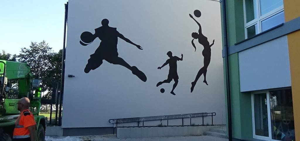 Malowanie sali gimnastycznej, logo przedstawiające sportowców