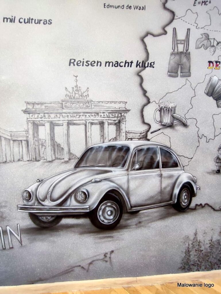 czarno biały Mural o nauce języków namalowany w klasie językowej,