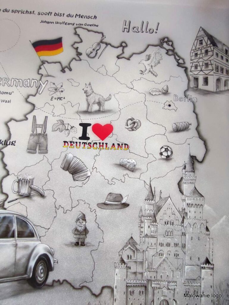 czarno biały Mural o nauce języków namalowany w klasie językowej,