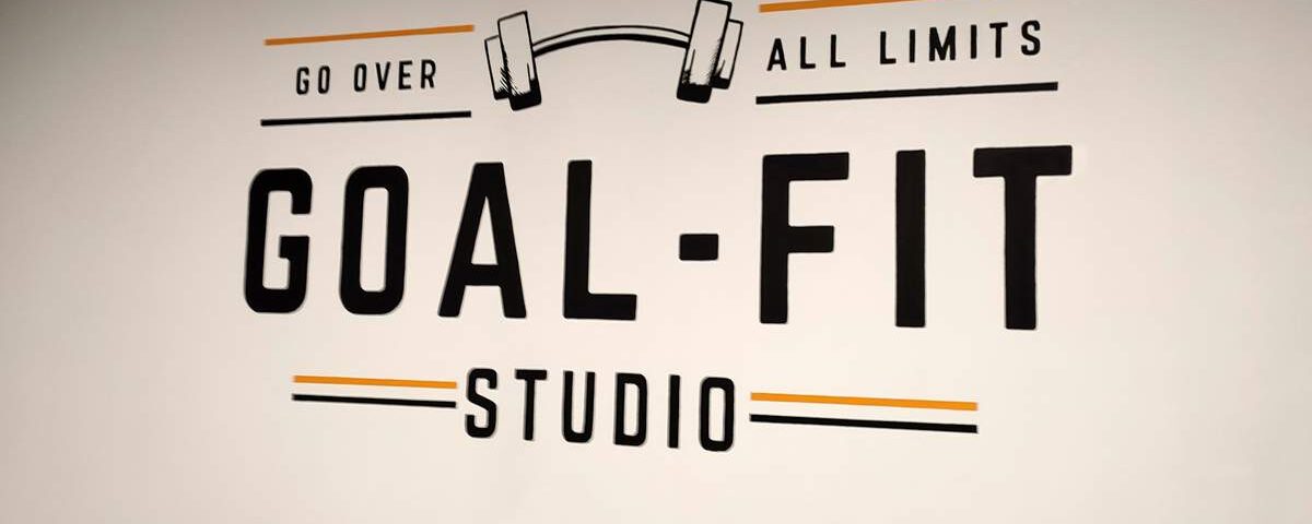 Malowanie logo na siłowni