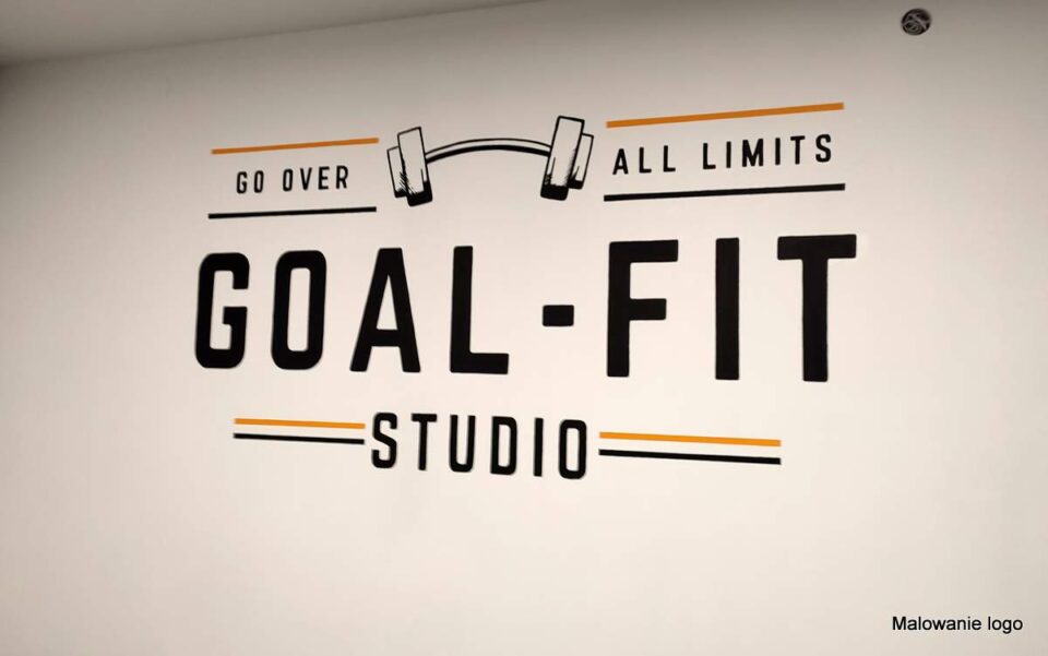 Malowanie logo na siłowni