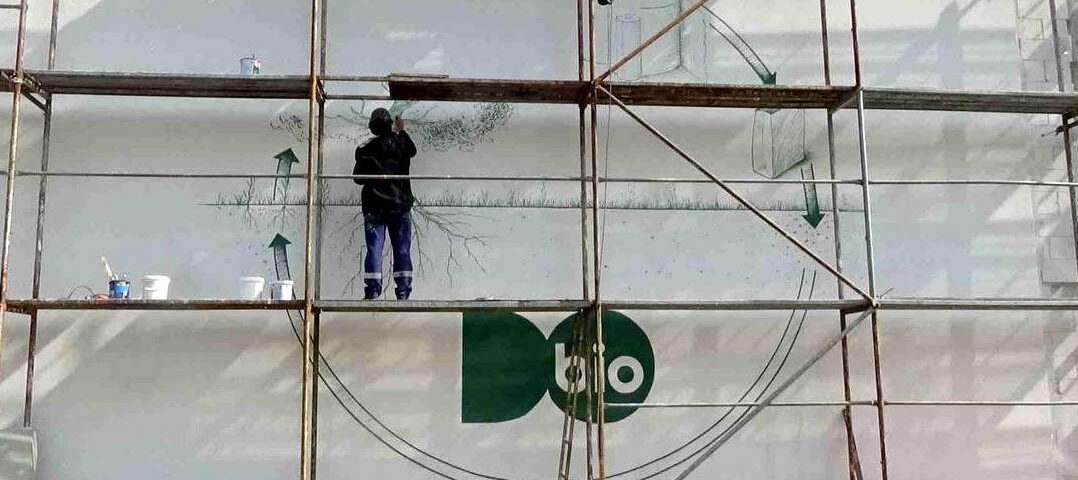 Jak namalować duże logo na hali?